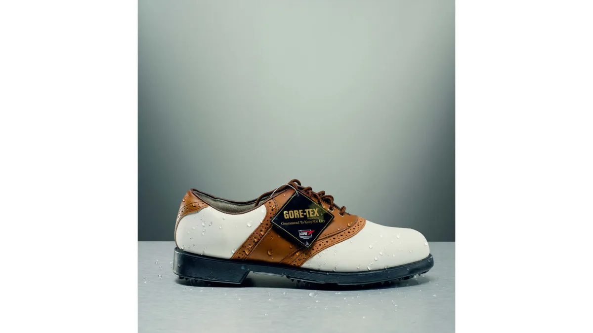20世纪90年代 GORE-TEX 高尔夫球鞋，鞋面上附着水珠。