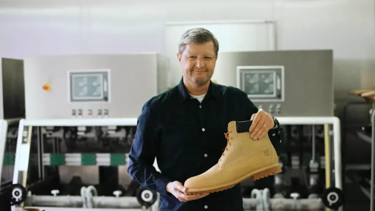 Stefan Trainer 在 Gore 实验室手持一只 GORE-TEX 靴子。