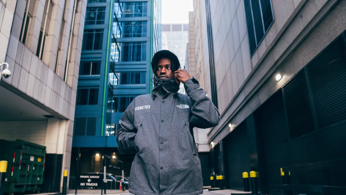 城市中身穿 GORE-TEX/The North Face 夹克的男子