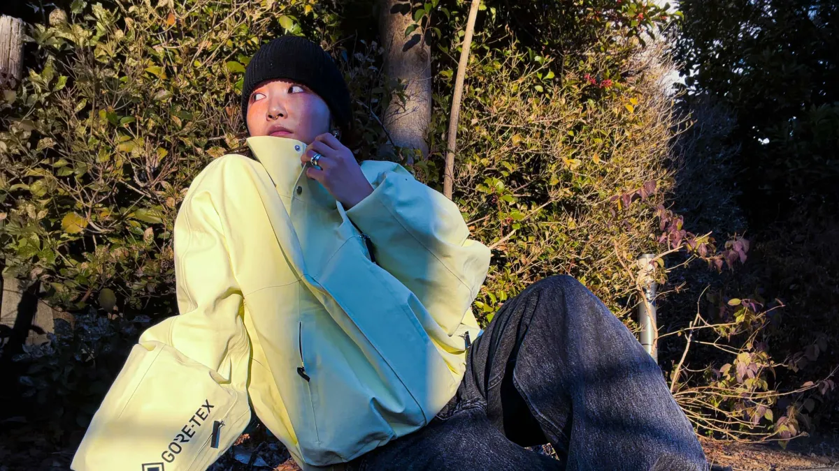 Ami 坐在小路边沿上