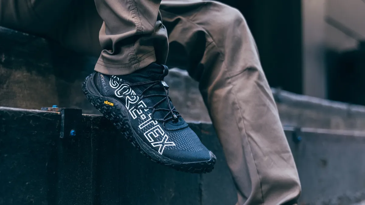 穿着 GORE-TEX 鞋的男人坐在台阶上