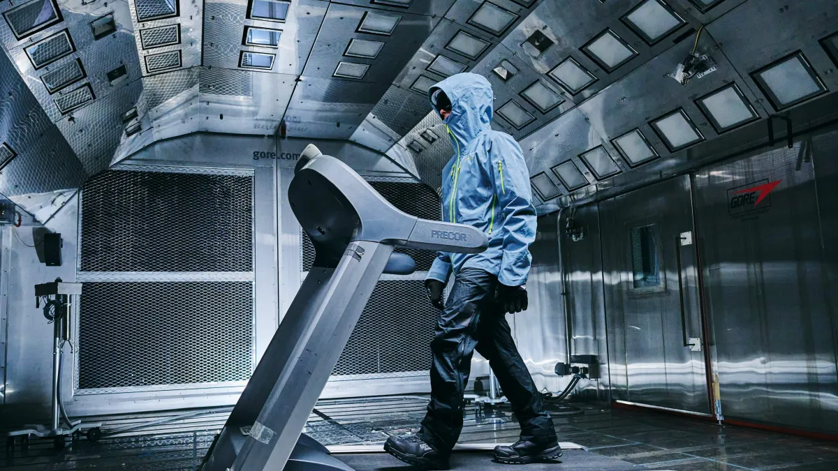 一名工作人员在戈尔生物物理实验室测试 GORE-TEX 服装